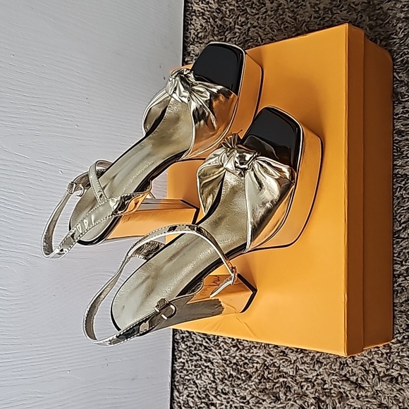 Shoes - Picture 2 of 3